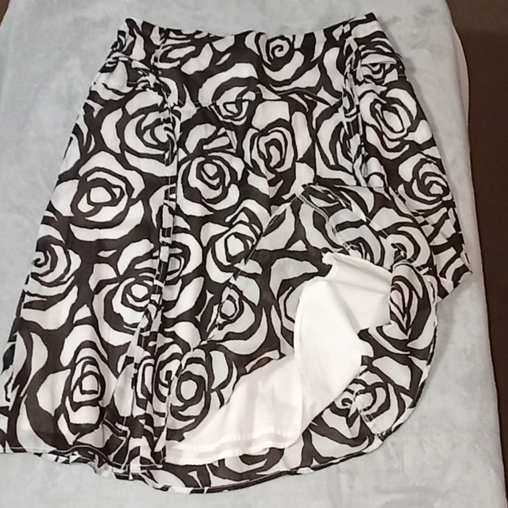 🆕️NWOT rose pattern midi skirt